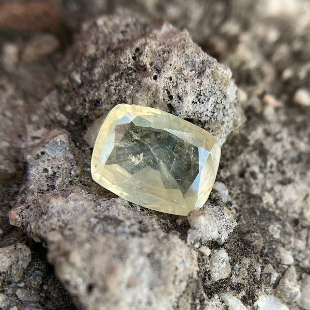 Natural Yellow Sapphire - 4.00 Carat/4.44 Ratti