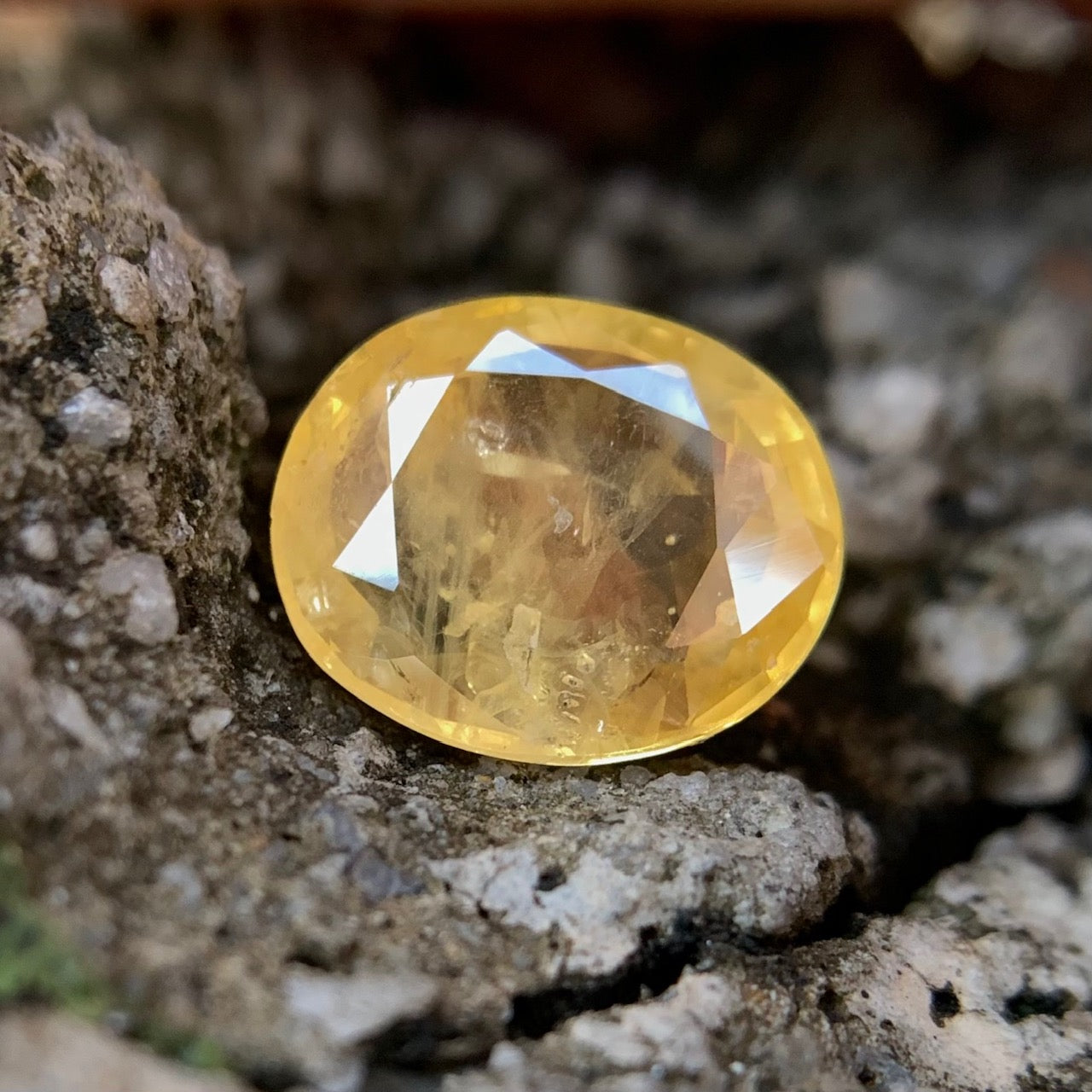 Natural Yellow Sapphire - 4.42 Carat/4.91 Ratti