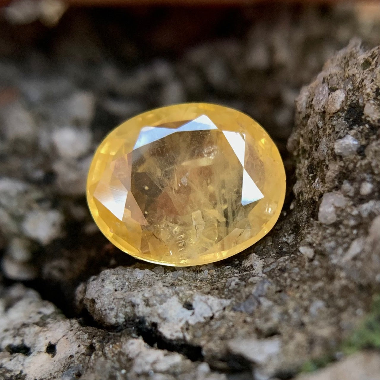 Natural Yellow Sapphire - 4.42 Carat/4.91 Ratti