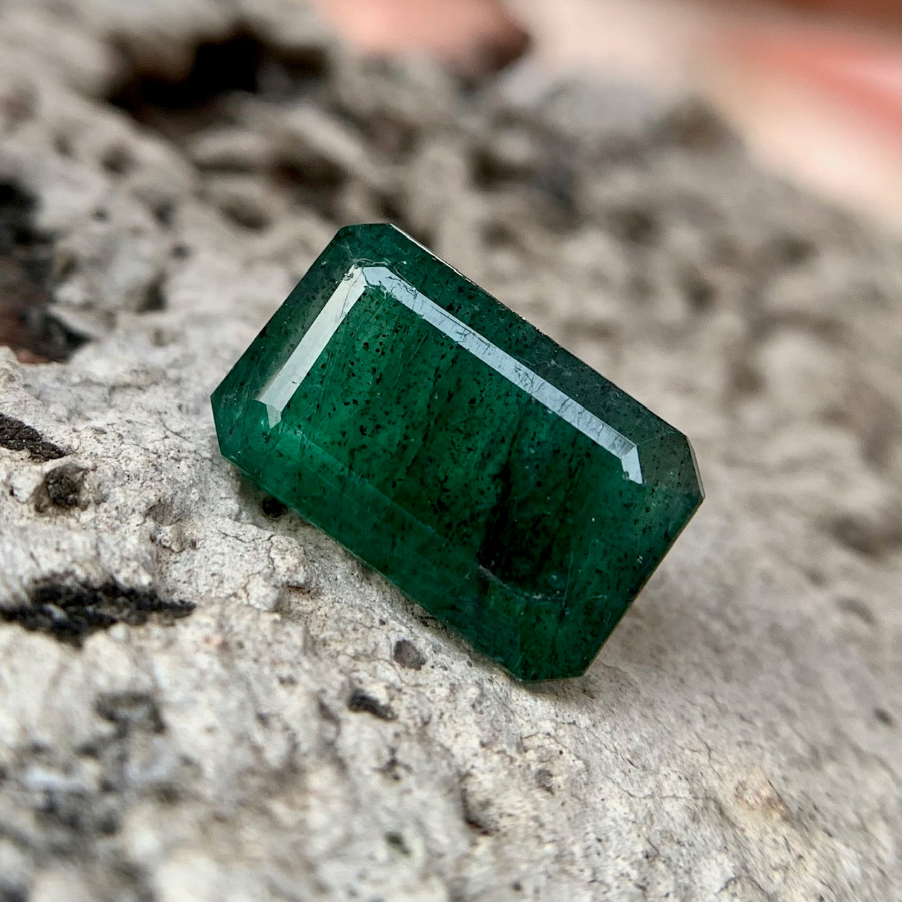 Natural Emerald - 4.80 Carat/5.32 Ratti