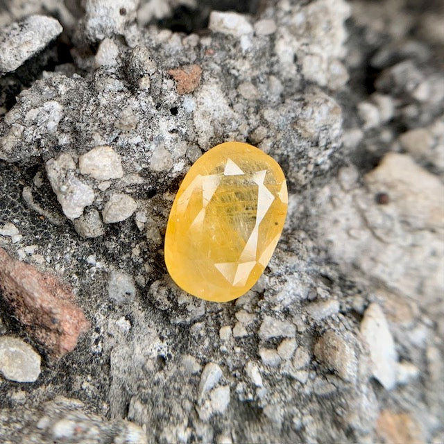 Natural Yellow Sapphire - 4.00 Carat/4.44 Ratti