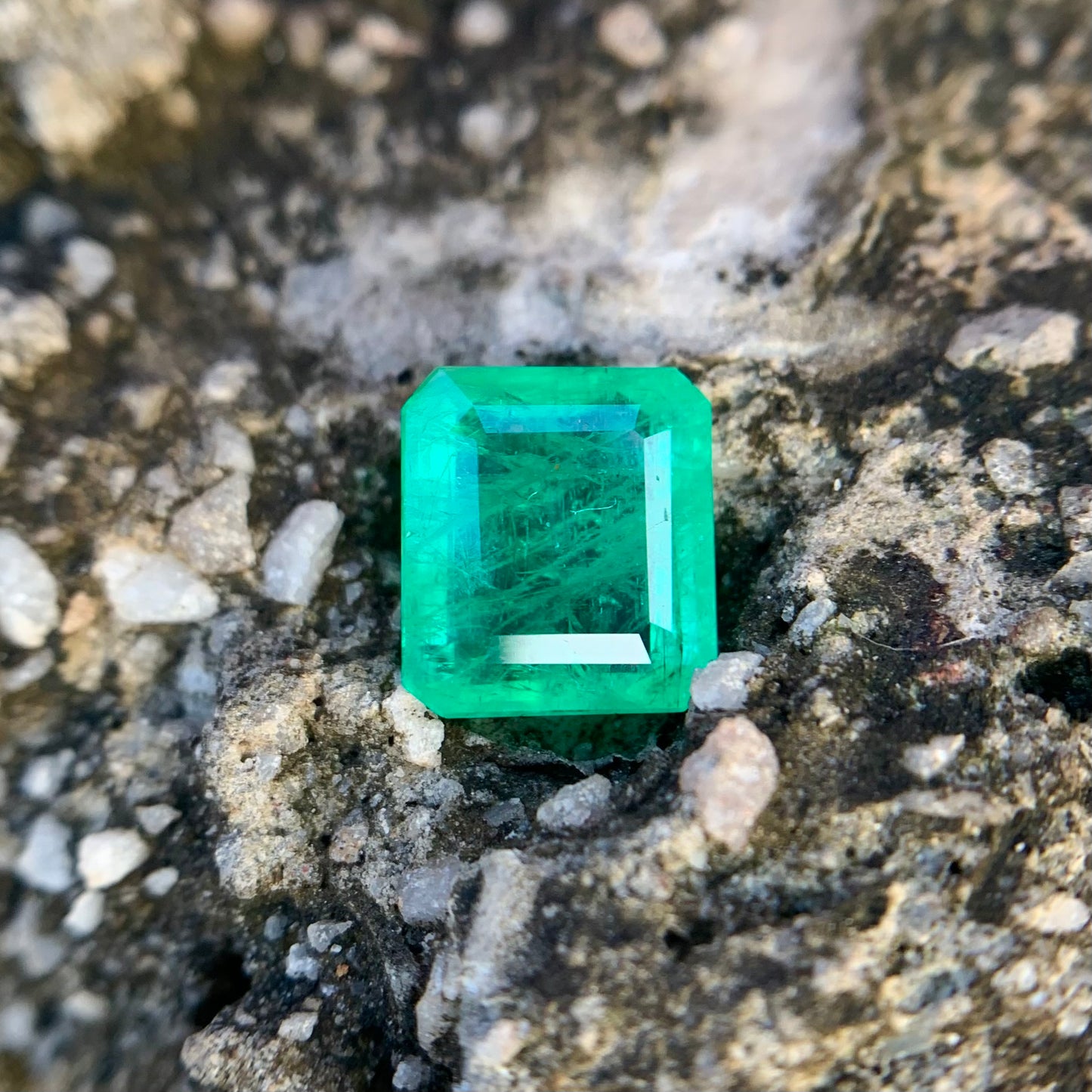 Natural Emerald - 4.84 carat/5.37 Ratti