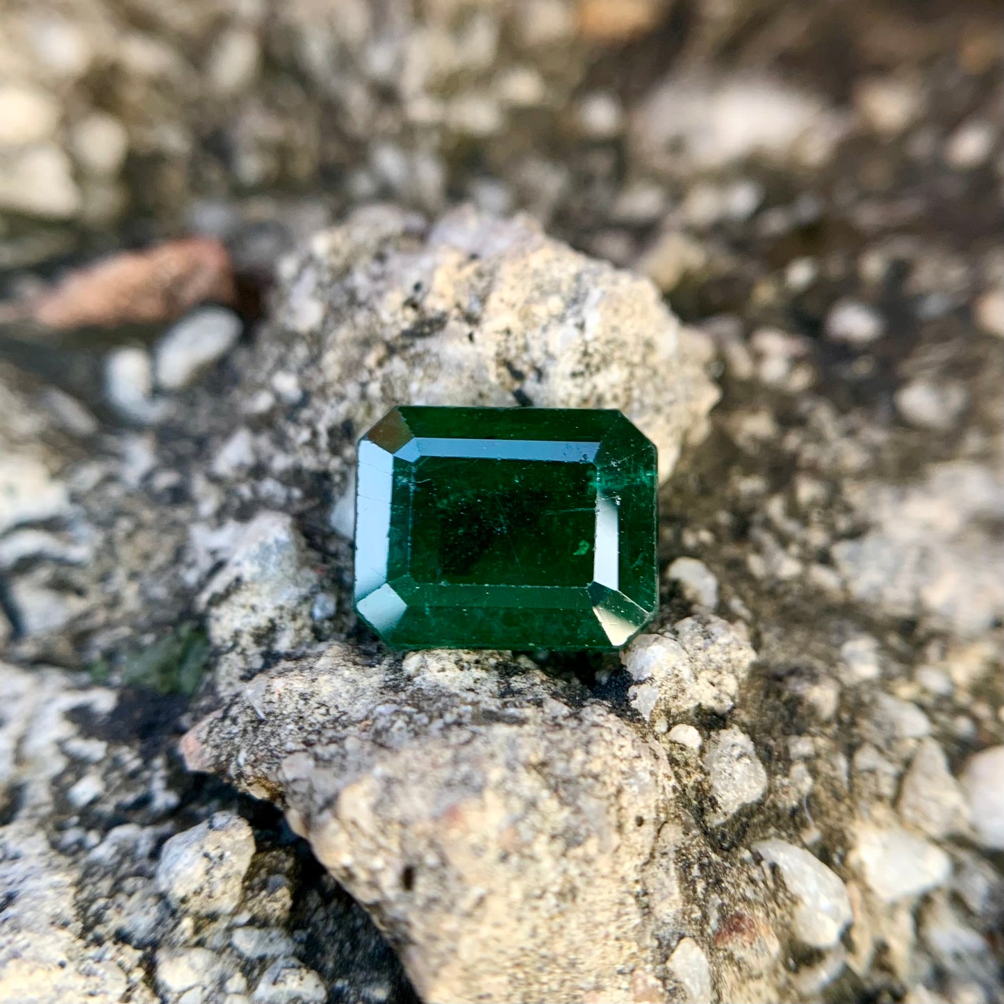 Natural Emerald - 4.93 Carat/5.47 Ratti