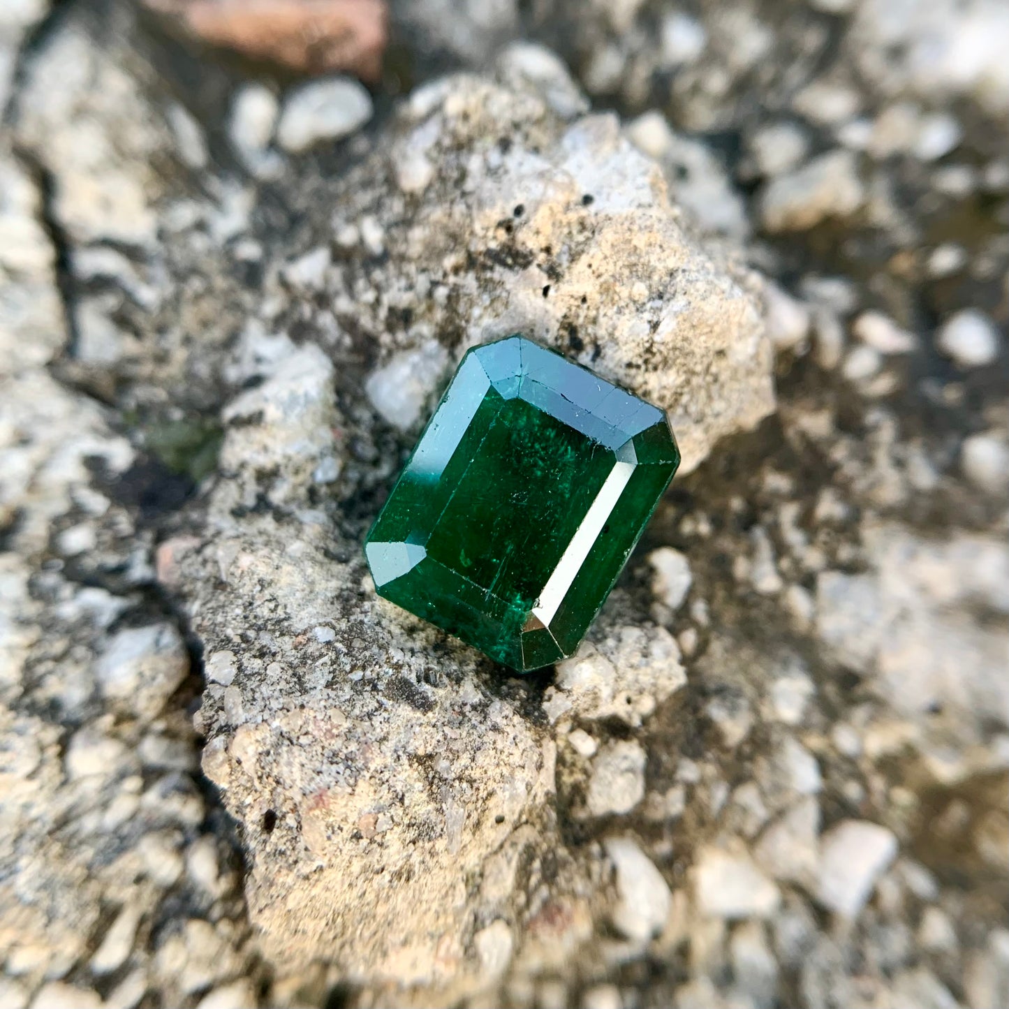 Natural Emerald - 4.93 Carat/5.47 Ratti