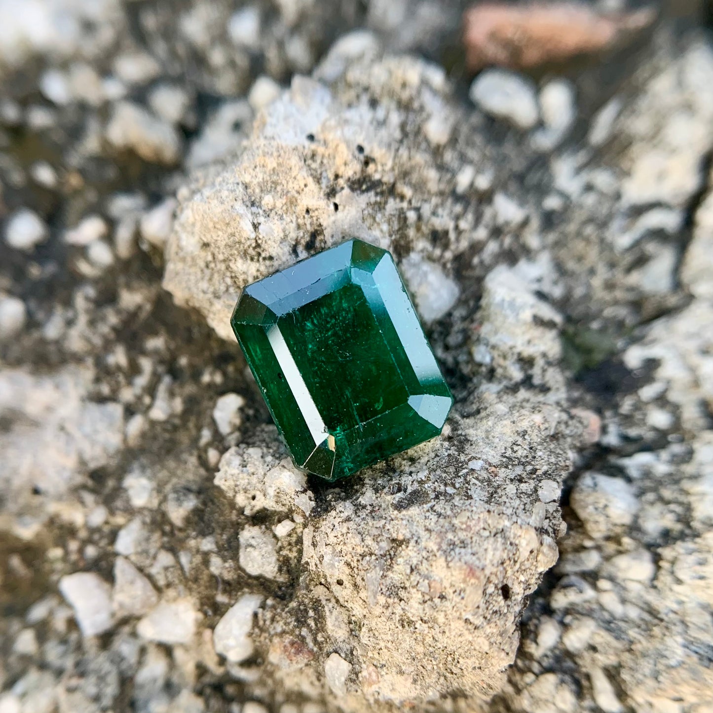 Natural Emerald - 4.93 Carat/5.47 Ratti