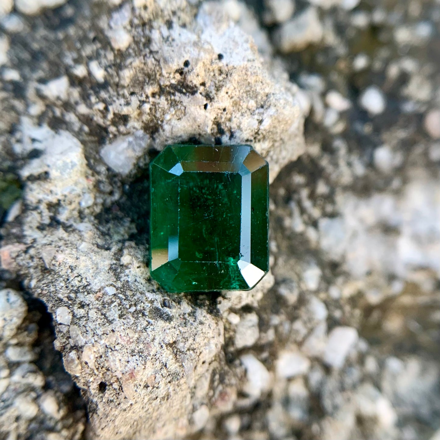 Natural Emerald - 4.93 Carat/5.47 Ratti