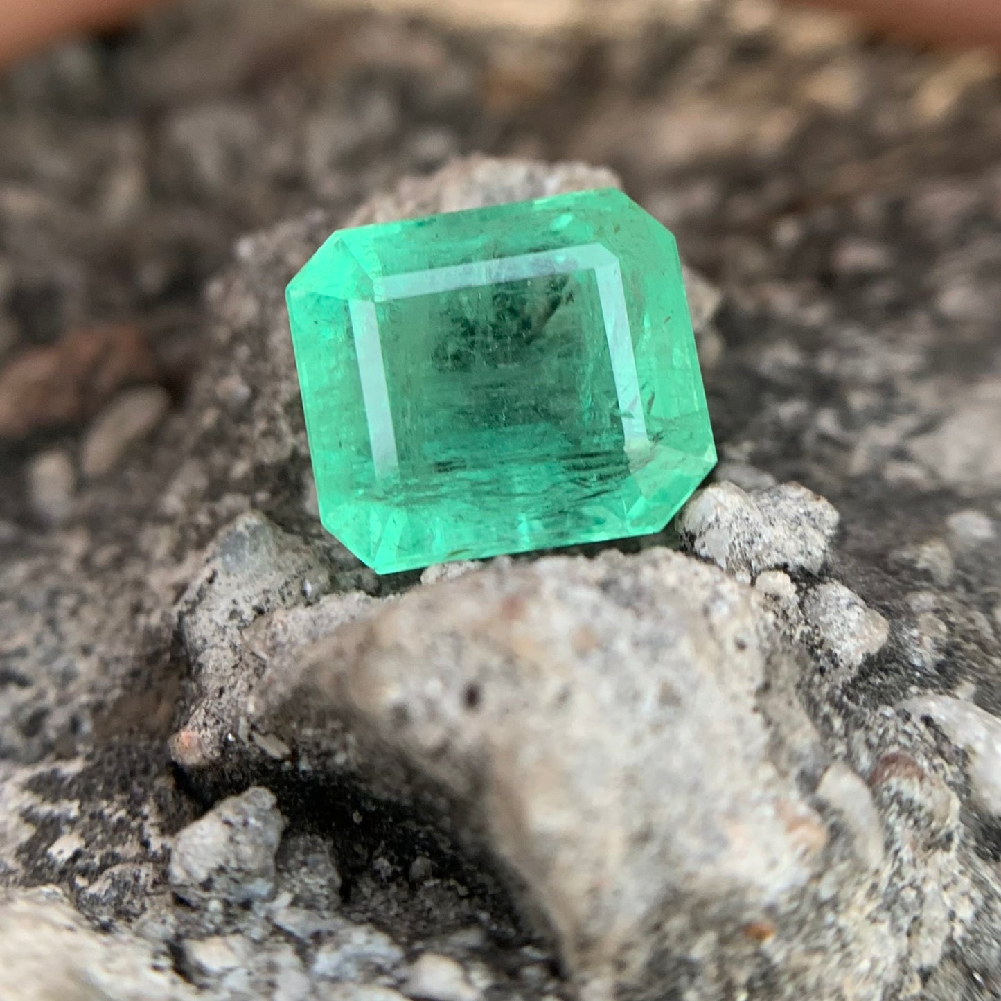 Natural Columbian Emerald - 7.04 carat/7.81 Ratti