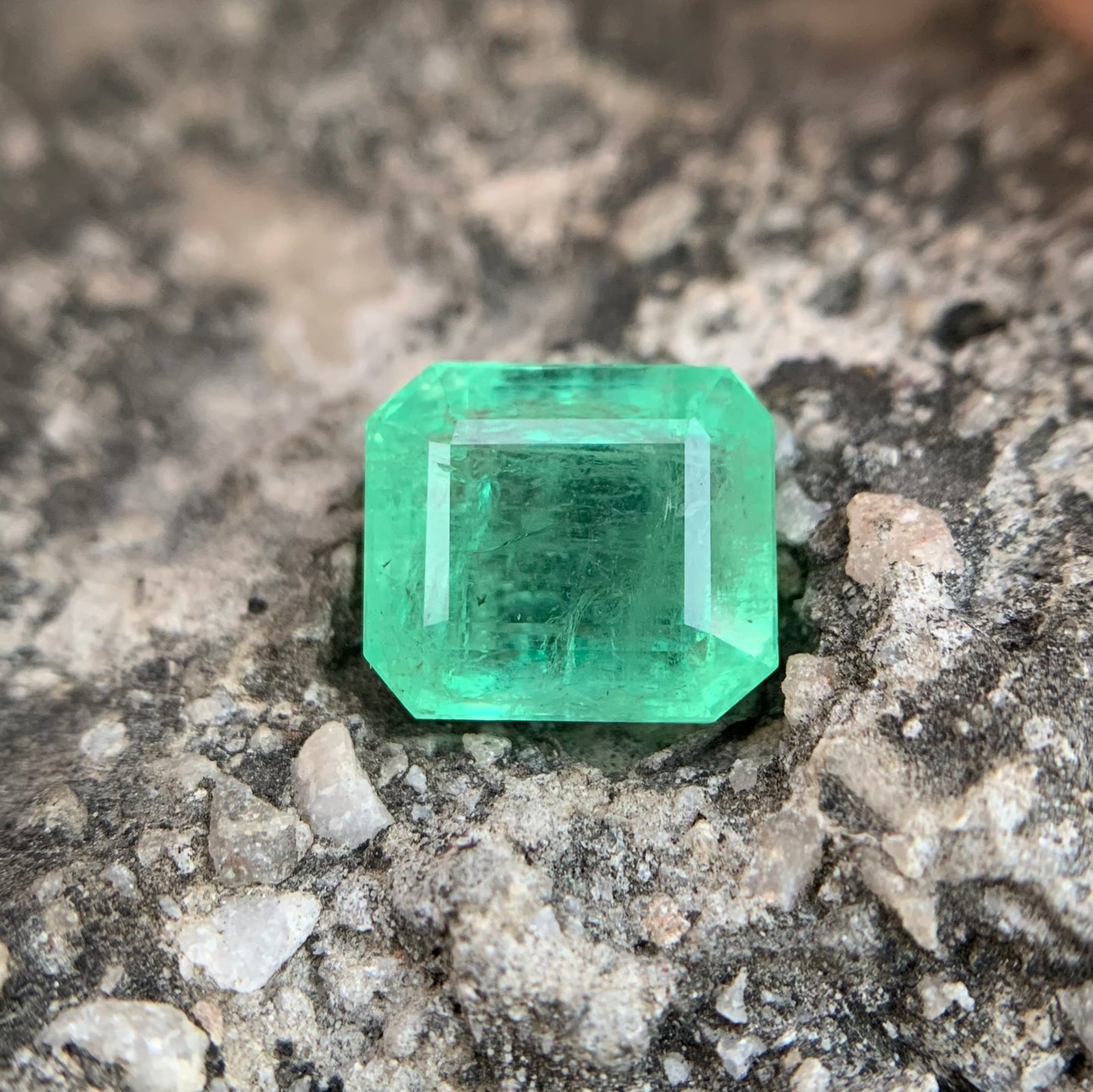 Natural Columbian Emerald - 7.04 carat/7.81 Ratti