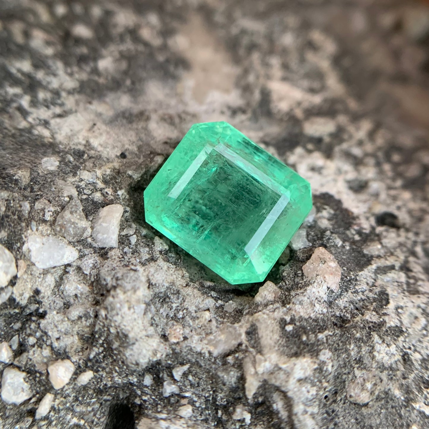 Natural Columbian Emerald - 7.04 carat/7.81 Ratti