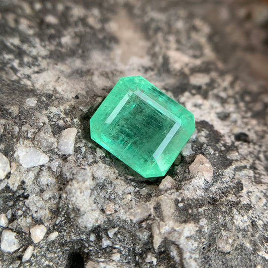 Natural Columbian Emerald - 7.04 carat/7.81 Ratti