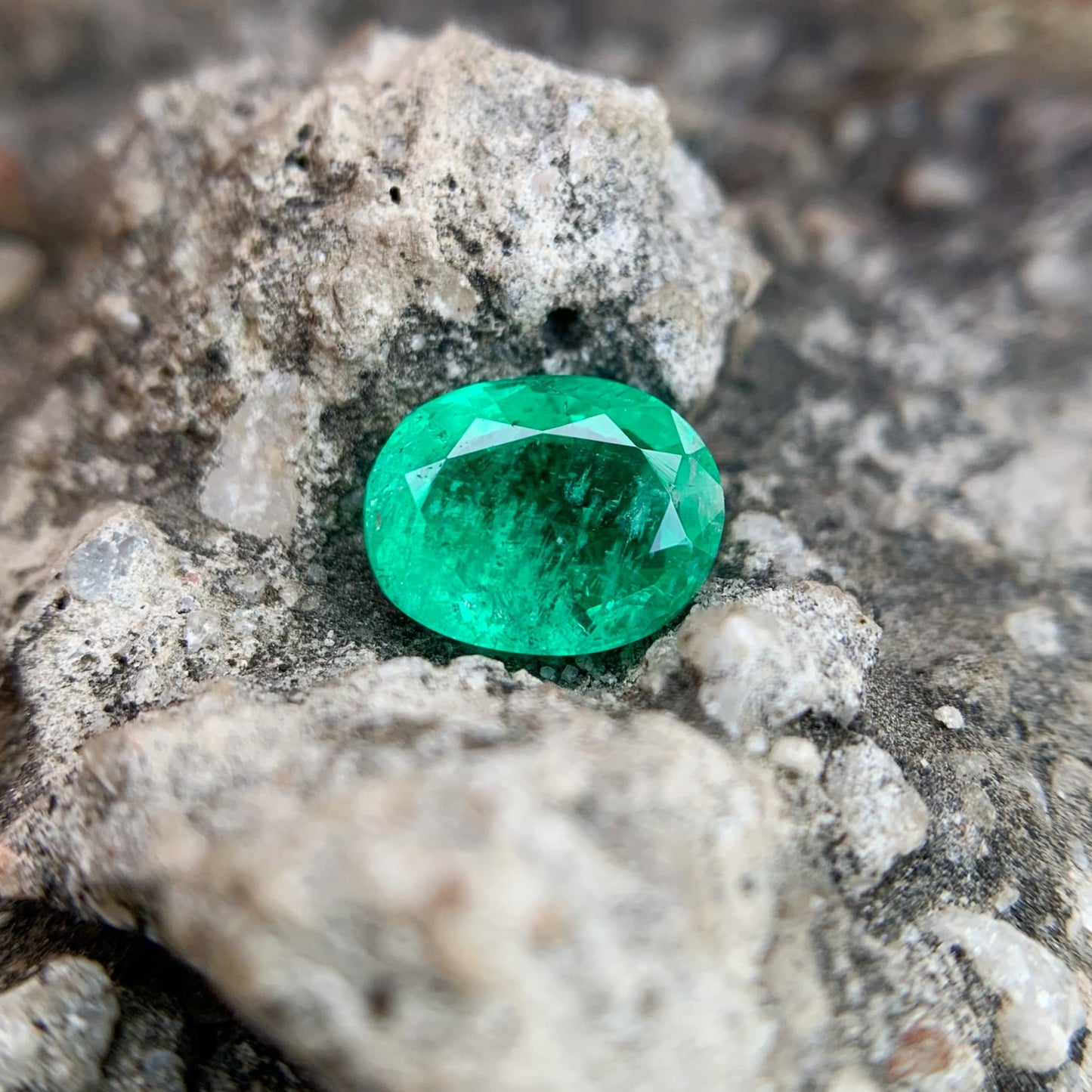 Natural Columbian Emerald - 1.65 carat/1.83 Ratti