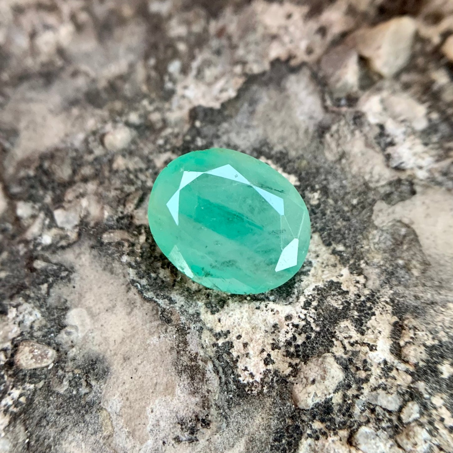 Natural Emerald - 3.40 carat/3.78 Ratti