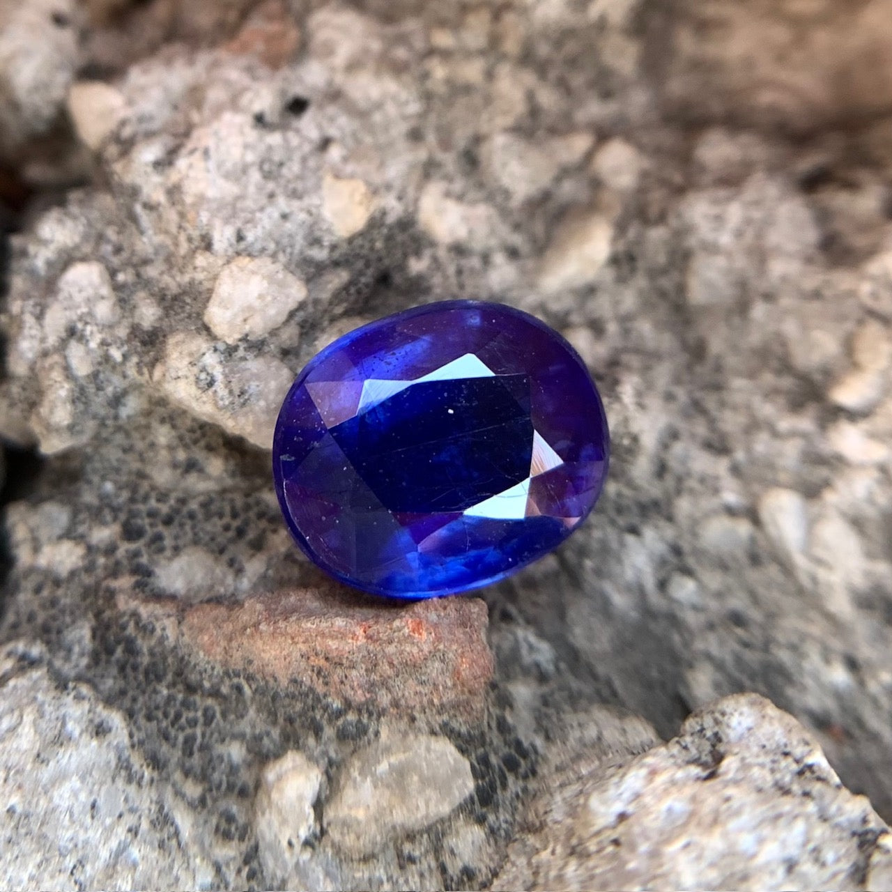 Natural Blue Sapphire - 4.10 Carats/4.55 Ratti