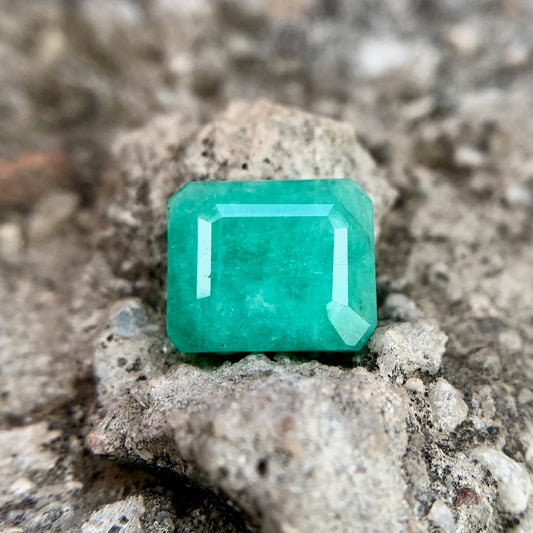 Natural Emerald - 5.30 carat/5.90 Ratti