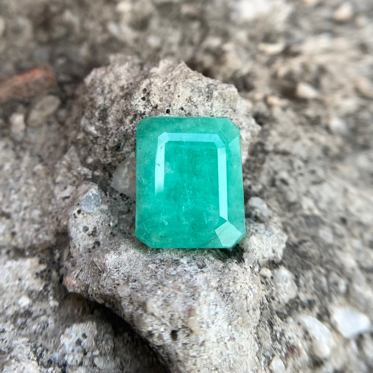 Natural Emerald - 5.30 carat/5.90 Ratti