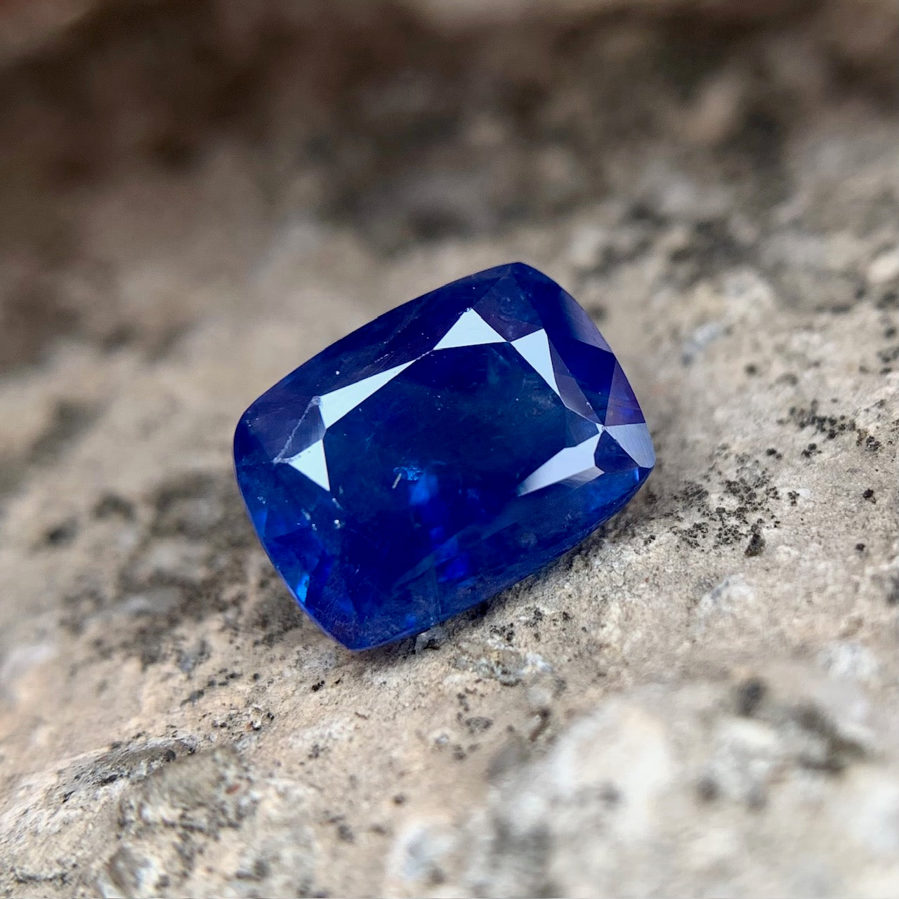 Natural Blue Sapphire - 4.60 Carats/5.11 Ratti